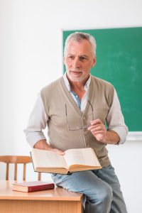 Professor usa músicas educativas para conscientizar crianças sobre abuso sexual e vídeos viralizam