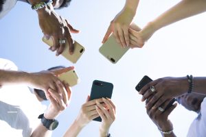 Trump ameaça taxar Apple em 25% se iPhones não forem produzidos nos EUA