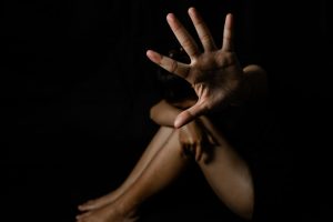 Mulher é esfaqueada pelo ex-companheiro em Mogi das Cruzes; caso é investigado como tentativa de feminicídio