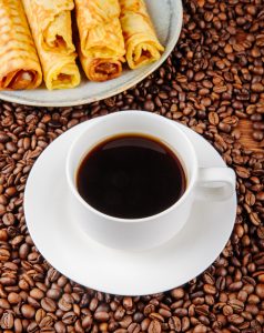 Consumo de café despenca 16% em abril com disparada nos preços, aponta associação